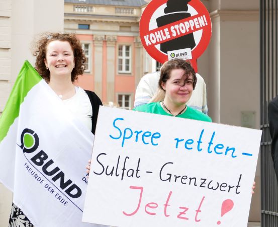Aktion für Sulfat-Grenzwerte vor dem brandenburgischen Landtag im September 2018.