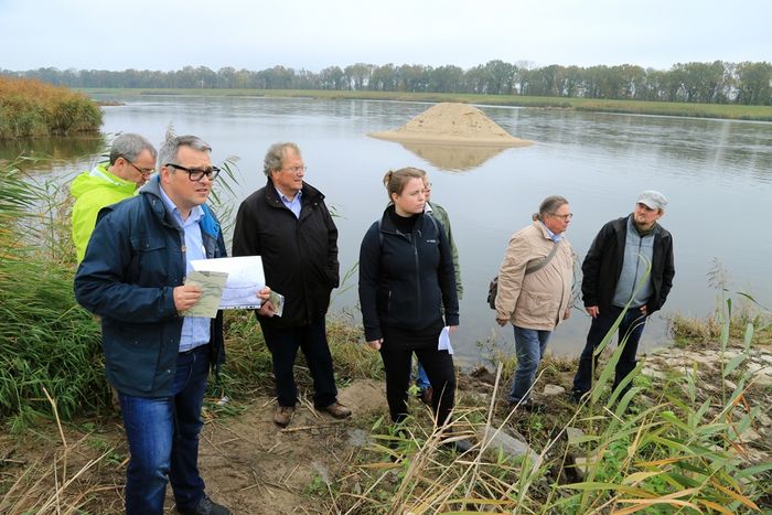 Sascha Maier erklärt dem BUND-Vorstand um Hubert Weiger die Instandsetzungsmaßnahme an der Oder bei Reitwein im ökologisch höchst wertvollen Bereich. Foto: Carsten Preuß