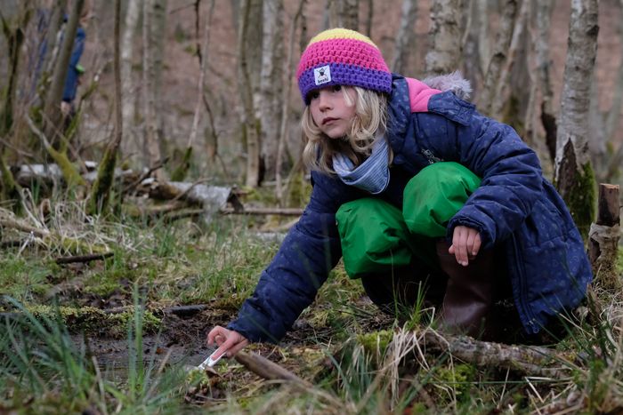 Kind in Moorlandschaft