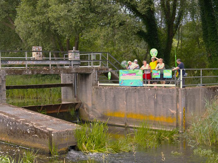 Aktion an der Nieplitz: Lokale Akteure und der BUND setzen sich für eine Renaturierung des Flusses ein. Im Bild zu sehen: Hartwig Frankenhäuser, Richard Jacob, Gisela Baumann, Stefan Kaiser, Daniela Herstowski und Elke Seidel (v. l.) vom BUND-Arbeitskreis Wasser. 