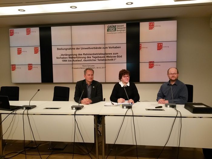 Carsten Preuß (Vorsitzender des BUND Brandenburg), Hannelore Wodtke (Allianz für Welzow) und René Schuster (Grüne Liga Brandenburg) in der Landespressekonferenz im Landtag. Foto: Michaela Kruse/BUND Brandenburg