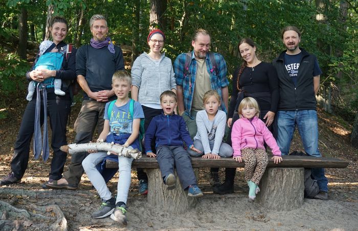 Eine Gruppe Erwachsene und Kinder
