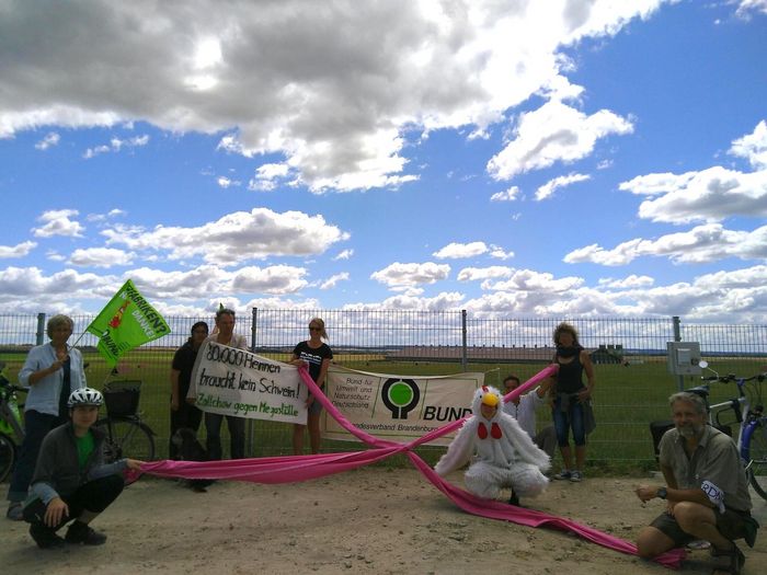 Radelnder Protest vor der Legehennenanlage Zollchow I in der Uckermark. Foto: BUND Brandenburg