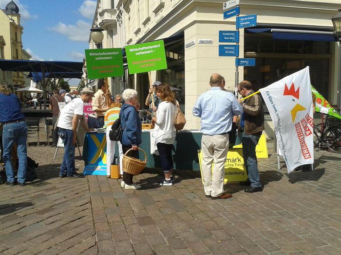 Unterschriftensammlung für das Volksbegehren gegen Massentierhaltung in Postsdam, Foto: BUND Brandenburg