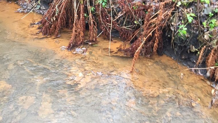 Einleitung von eisenhaltigem Wasser am Tagebau Welzow-Süd im Dezember 2018, Foto: BUND Brandenburg