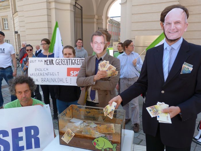 Aktion anlässlich der Umweltausschusssitzung zur Novellierung des brandenburgischen Wassergesetzes am 14.6.17 vor dem Landtag in Potsdam, Foto: BUND Brandenburg