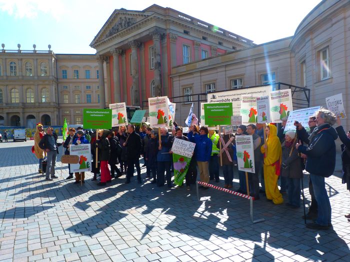 Demo nach dem Volksbegehren gegen Massentierhaltung vor dem Landtag in Potsdam am 16.3.16, Foto: BUND Brandenburg