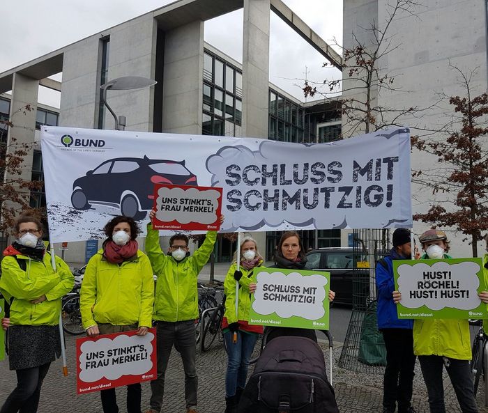 BUND-Aktion "Schluss mit schmutzig!" vor dem Kanzleramt in Berlin