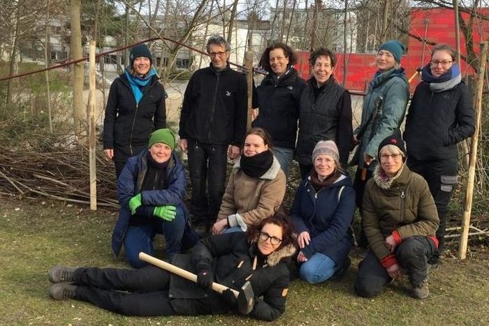 Eine Gruppe von Frauen und Männern