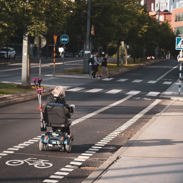 Rollstuhlfahrerin fährt auf Radspur
