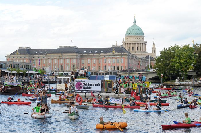 Coal & Boat-Demo vor dem Landtag in Potsdam. Foto: Sedat Mehder, www.sedatmehder.com