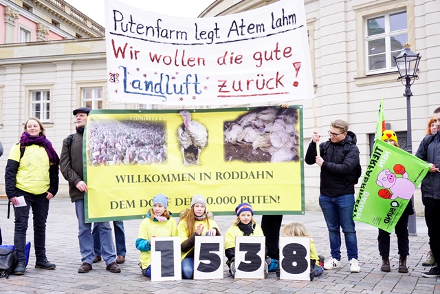 Übergabe der Petition für die Schließung der Putenmastanlage Roddahn in Potsdam am 16.1.19, Foto: BUND Brandenburg